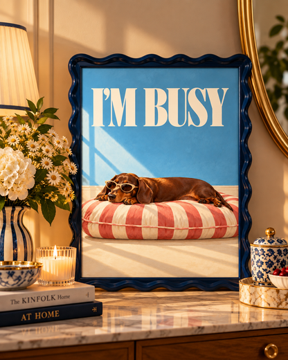 Affiche Teckel « I'm Busy » A4 – Décoration Murale Rétro & Humoristique
